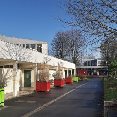 Le gymnase et l'accès au self au lycée Gaston Berger